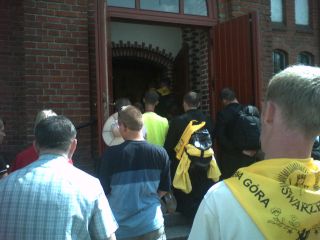 W Leśniewie kolejny postój – wchodzimy do kościoła pw. Niepokalanego Serca Maryi